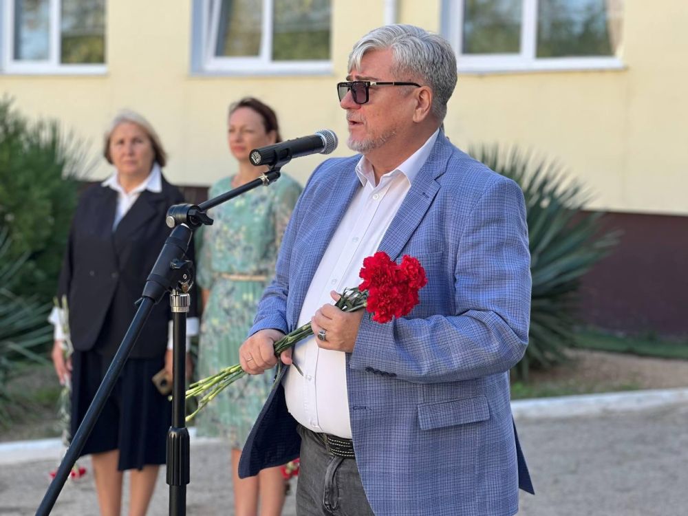 «Открывая Вахту памяти поколений, мы отдаем дань памяти и уважения тем, кто когда-то ценой собственной жизни отстоял наше... «Открывая Вахту памяти поколений, мы отдаем дань памяти и уважения тем, кто когда-то ценой собственной жизни отстоял наше...