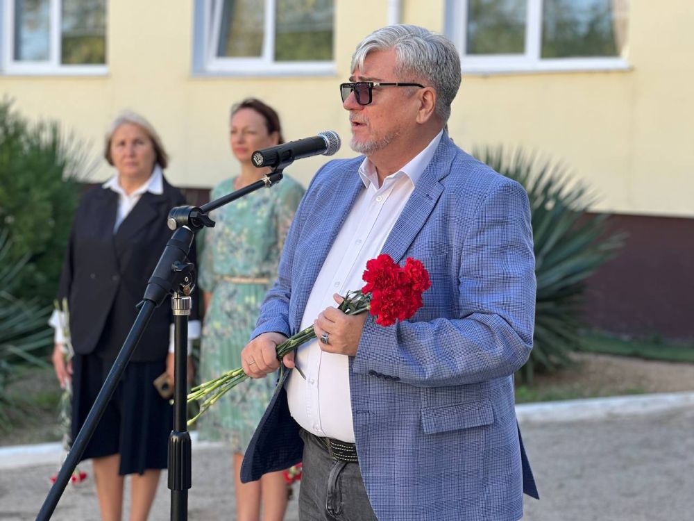 Игорь Ивин: Совместно с Сергеем Николаевичем Ильченко и Сергеем Сергеевичем Дорошенко приняли участие в открытии Почетного караула Вахты Памяти поколений – «Пост № 1» Игорь Ивин: Совместно с Сергеем Николаевичем Ильченко и Сергеем Сергеевичем Дорошенко приняли участие в открытии Почетного караула Вахты Памяти поколений – «Пост № 1»