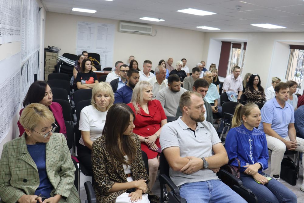 Глава администрации Сакского района Владислав Хаджиев провёл аппаратное совещание с начальниками структурных подразделений администрации, руководителями предприятий района Глава администрации Сакского района Владислав Хаджиев провёл аппаратное совещание с начальниками структурных подразделений администрации, руководителями предприятий района