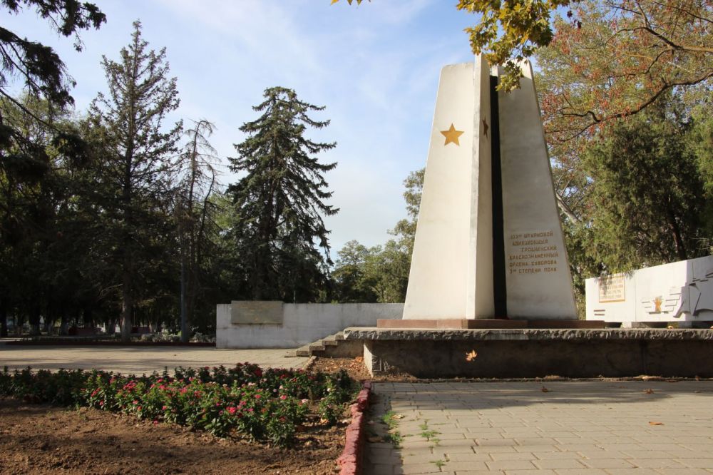 #зеленхоз. Специалисты службы городского хозяйства привели в порядок клумбы в сквере Лётчиков #зеленхоз. Специалисты службы городского хозяйства привели в порядок клумбы в сквере Лётчиков