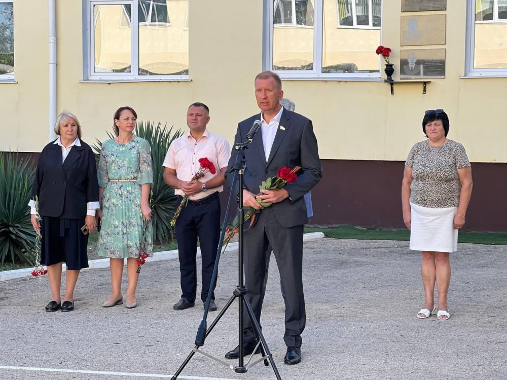 «Открывая Вахту памяти поколений, мы отдаем дань памяти и уважения тем, кто когда-то ценой собственной жизни отстоял наше... «Открывая Вахту памяти поколений, мы отдаем дань памяти и уважения тем, кто когда-то ценой собственной жизни отстоял наше...