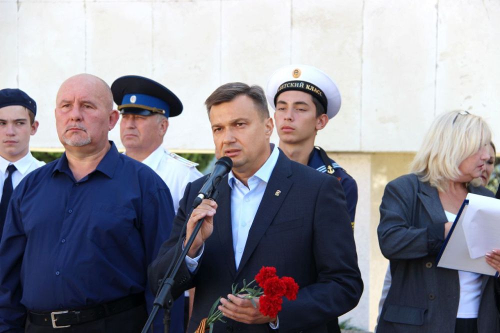 Константин Шимановский: Стартовал осенний этап «Вахты Памяти поколений Пост №1»! Это главный караульный пост страны, в который по традиции заступают учащиеся 23 школ муниципалитета, а также военно-патриотические объединения местного отделения ДОСААФ Константин Шимановский: Стартовал осенний этап «Вахты Памяти поколений Пост №1»! Это главный караульный пост страны, в который по традиции заступают учащиеся 23 школ муниципалитета, а также военно-патриотические объединения местного отделения ДОСААФ