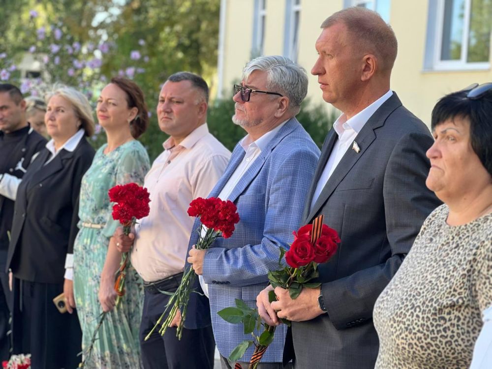 «Открывая Вахту памяти поколений, мы отдаем дань памяти и уважения тем, кто когда-то ценой собственной жизни отстоял наше... «Открывая Вахту памяти поколений, мы отдаем дань памяти и уважения тем, кто когда-то ценой собственной жизни отстоял наше...