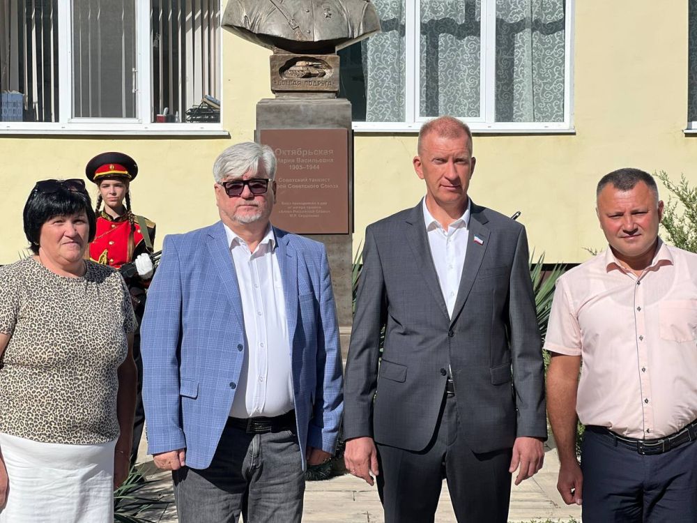 Игорь Ивин: Совместно с Сергеем Николаевичем Ильченко и Сергеем Сергеевичем Дорошенко приняли участие в открытии Почетного караула Вахты Памяти поколений – «Пост № 1» Игорь Ивин: Совместно с Сергеем Николаевичем Ильченко и Сергеем Сергеевичем Дорошенко приняли участие в открытии Почетного караула Вахты Памяти поколений – «Пост № 1»