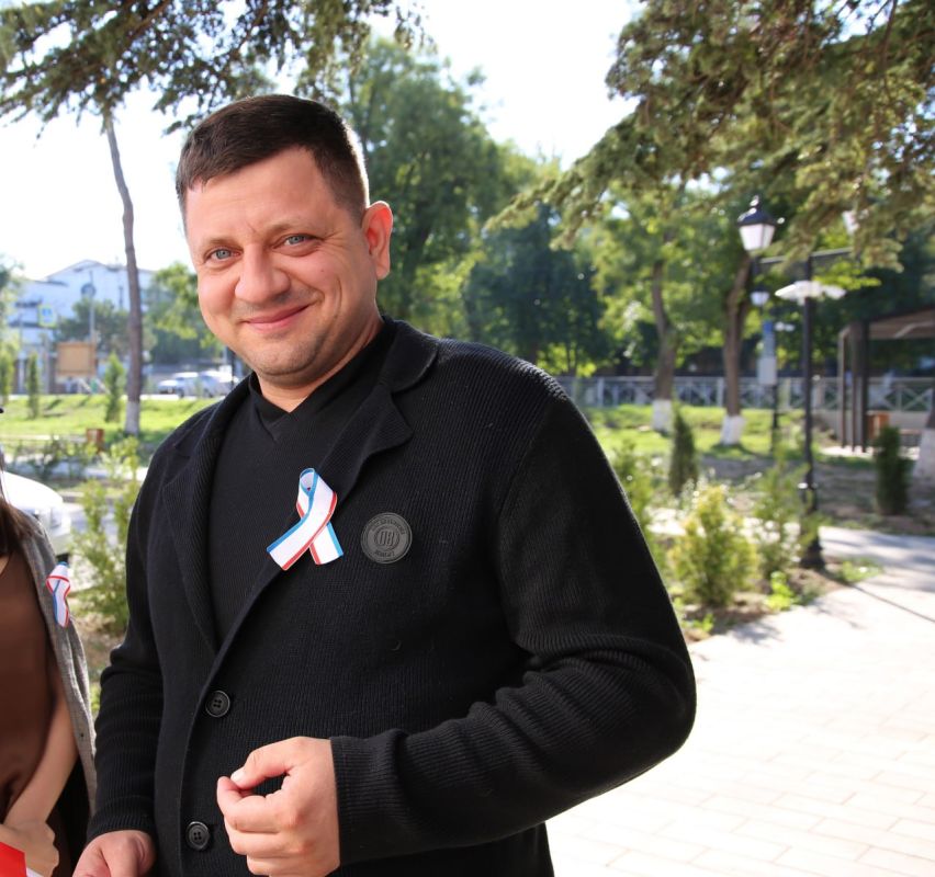 В администрации города Бахчисарая прошла акция, посвященная главным символам Республики Крым В администрации города Бахчисарая прошла акция, посвященная главным символам Республики Крым