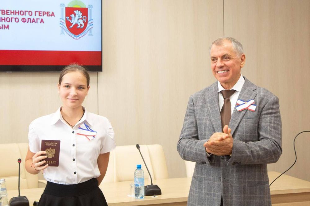 В День Государственного Герба и Государственного Флага Республики Крым глава крымского парламента Владимир Константинов вручил юным крымчанам первые паспорта, а также наградил сограждан, внесших значительный вклад в развитие Крыма В День Государственного Герба и Государственного Флага Республики Крым глава крымского парламента Владимир Константинов вручил юным крымчанам первые паспорта, а также наградил сограждан, внесших значительный вклад в развитие Крыма
