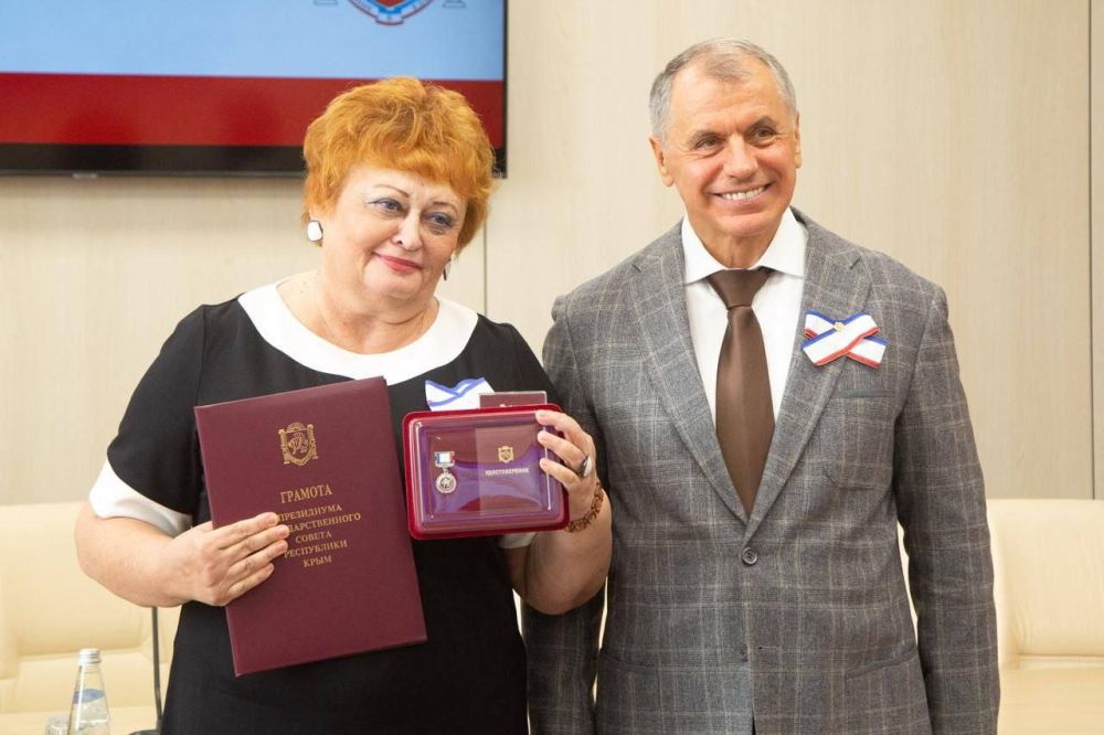В День Государственного Герба и Государственного Флага Республики Крым глава крымского парламента Владимир Константинов вручил юным крымчанам первые паспорта, а также наградил сограждан, внесших значительный вклад в развитие Крыма В День Государственного Герба и Государственного Флага Республики Крым глава крымского парламента Владимир Константинов вручил юным крымчанам первые паспорта, а также наградил сограждан, внесших значительный вклад в развитие Крыма