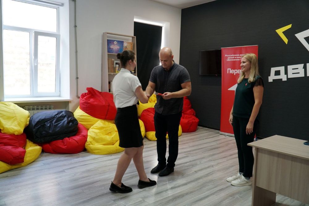 Иван Просоедов: По поручению главы администрации города Евпатории Александра Юрьева вручил паспорта граждан Российской Федерации юным евпаторийцам Иван Просоедов: По поручению главы администрации города Евпатории Александра Юрьева вручил паспорта граждан Российской Федерации юным евпаторийцам