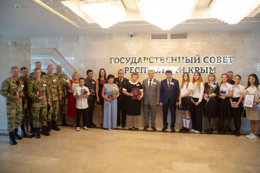 В День Государственного Герба и Государственного Флага Республики Крым глава крымского парламента Владимир Константинов вручил юным крымчанам первые паспорта, а также наградил сограждан, внесших значительный вклад в развитие Крыма В День Государственного Герба и Государственного Флага Республики Крым глава крымского парламента Владимир Константинов вручил юным крымчанам первые паспорта, а также наградил сограждан, внесших значительный вклад в развитие Крыма