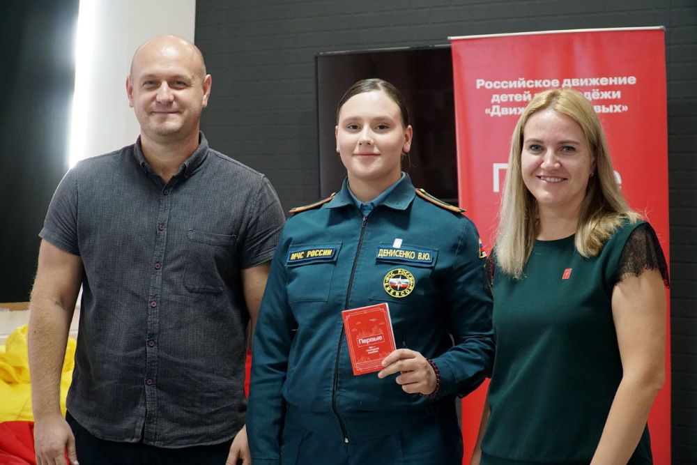 Иван Просоедов: По поручению главы администрации города Евпатории Александра Юрьева вручил паспорта граждан Российской Федерации юным евпаторийцам Иван Просоедов: По поручению главы администрации города Евпатории Александра Юрьева вручил паспорта граждан Российской Федерации юным евпаторийцам