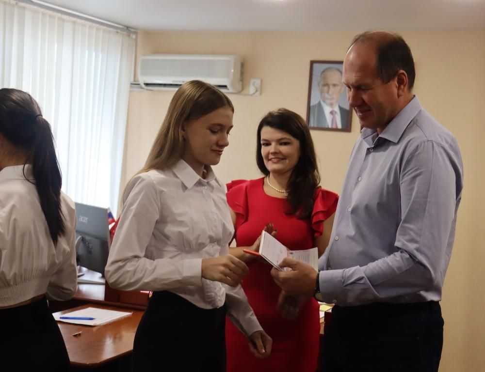 В День Государственного Герба и Флага Республики Крым глава администрации Сакского района Владислав Хаджиев в торжественной обстановке вручил гражданам, достигшим 14-летнего возраста, главный в жизни документ – паспорт гражданина Российской Федерации В День Государственного Герба и Флага Республики Крым глава администрации Сакского района Владислав Хаджиев в торжественной обстановке вручил гражданам, достигшим 14-летнего возраста, главный в жизни документ – паспорт гражданина Российской Федерации