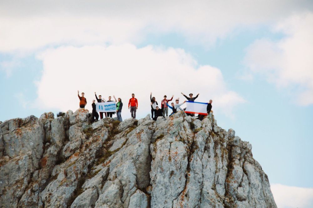 Турклуб КИПУ имени Февзи Якубова поднял флаг Крыма над горными вершинами Турклуб КИПУ имени Февзи Якубова поднял флаг Крыма над горными вершинами