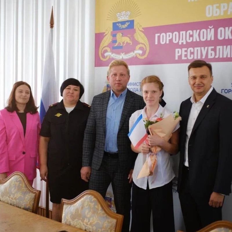 10 юным ялтинцам вручили паспорта 10 юным ялтинцам вручили паспорта