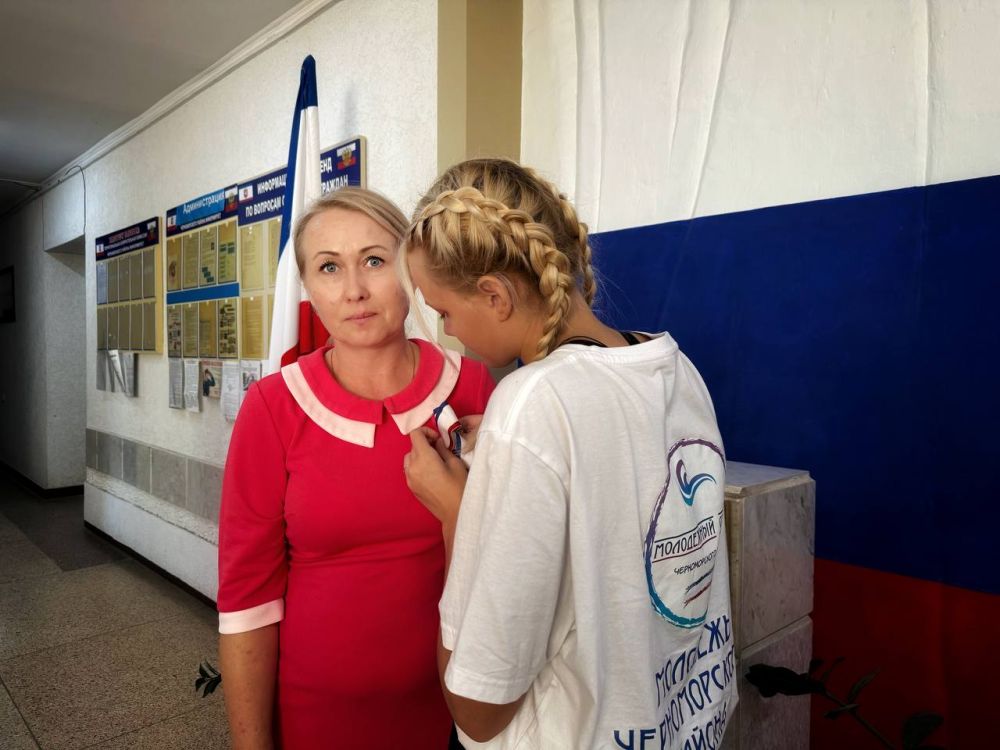 Александр Дудинов: Приятно, что наше молодое поколение всегда внимательно относится к государственным и республиканским праздникам Александр Дудинов: Приятно, что наше молодое поколение всегда внимательно относится к государственным и республиканским праздникам