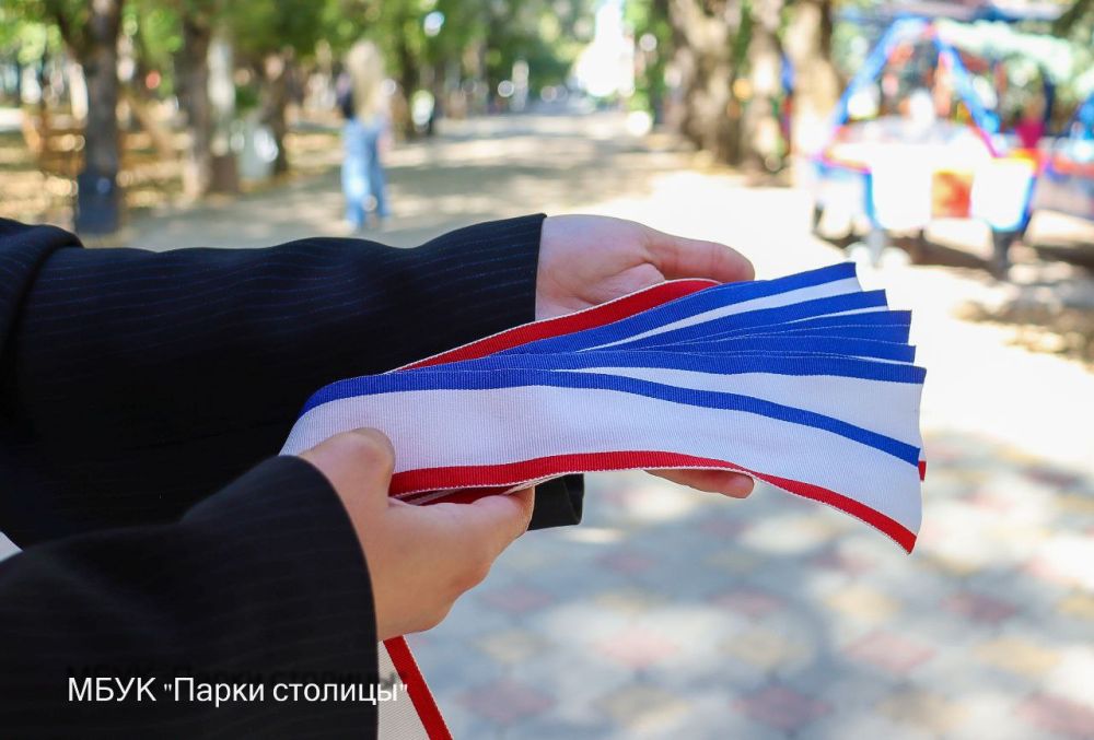 Посетителей Детского парка поздравили с Днём Государственного герба и флага Крыма Посетителей Детского парка поздравили с Днём Государственного герба и флага Крыма