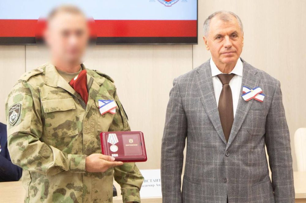 В День Государственного Герба и Государственного Флага Республики Крым глава крымского парламента Владимир Константинов вручил юным крымчанам первые паспорта, а также наградил сограждан, внесших значительный вклад в развитие Крыма В День Государственного Герба и Государственного Флага Республики Крым глава крымского парламента Владимир Константинов вручил юным крымчанам первые паспорта, а также наградил сограждан, внесших значительный вклад в развитие Крыма