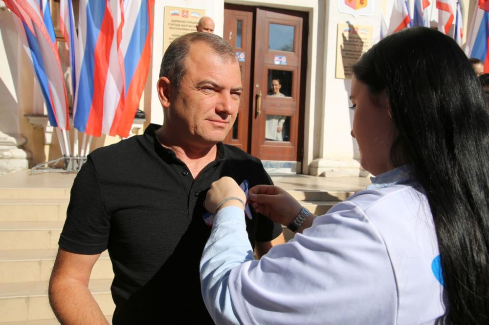 В администрации города Бахчисарая прошла акция, посвященная главным символам Республики Крым В администрации города Бахчисарая прошла акция, посвященная главным символам Республики Крым