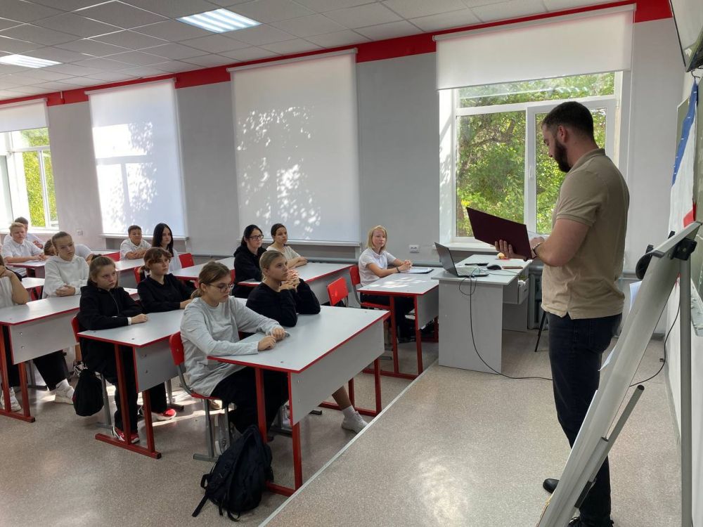 Александр Дудинов: В школах Черноморского района прошли торжественные линейки, открытые уроки и классные часы посвященные Дню Государственного герба и Государственного флага Республики Крым Александр Дудинов: В школах Черноморского района прошли торжественные линейки, открытые уроки и классные часы посвященные Дню Государственного герба и Государственного флага Республики Крым