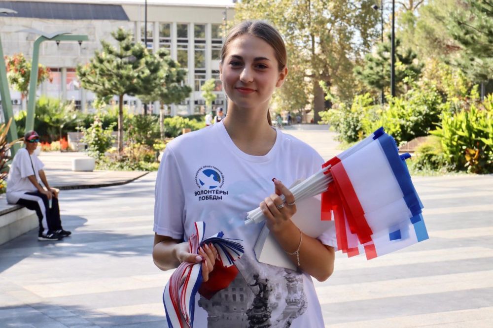 МЫ ЕДИНЫ. Молодежь поздравила с днем Государственного герба и Государственного флага Республики Крым! Волонтеры Победы Ялты жителям и гостям города раздали ленты и флажки МЫ ЕДИНЫ. Молодежь поздравила с днем Государственного герба и Государственного флага Республики Крым! Волонтеры Победы Ялты жителям и гостям города раздали ленты и флажки