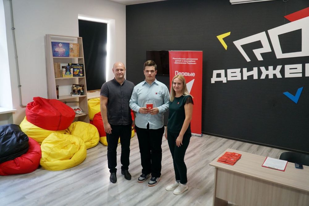 Иван Просоедов: По поручению главы администрации города Евпатории Александра Юрьева вручил паспорта граждан Российской Федерации юным евпаторийцам Иван Просоедов: По поручению главы администрации города Евпатории Александра Юрьева вручил паспорта граждан Российской Федерации юным евпаторийцам