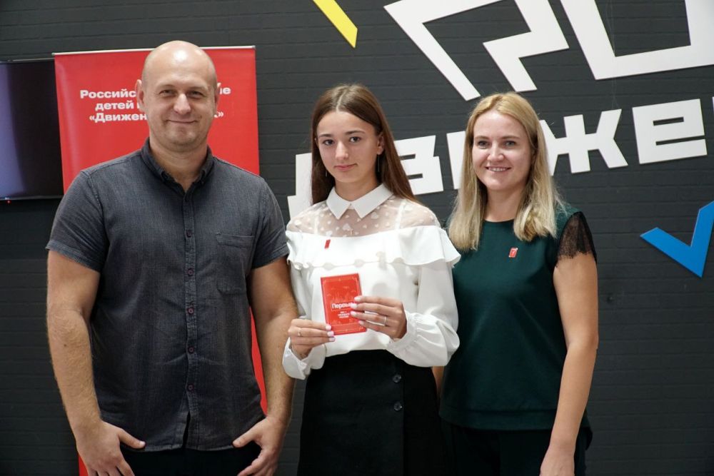 Иван Просоедов: По поручению главы администрации города Евпатории Александра Юрьева вручил паспорта граждан Российской Федерации юным евпаторийцам Иван Просоедов: По поручению главы администрации города Евпатории Александра Юрьева вручил паспорта граждан Российской Федерации юным евпаторийцам