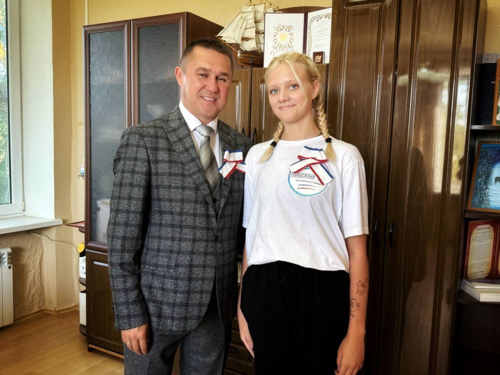 Александр Дудинов: Приятно, что наше молодое поколение всегда внимательно относится к государственным и республиканским праздникам Александр Дудинов: Приятно, что наше молодое поколение всегда внимательно относится к государственным и республиканским праздникам