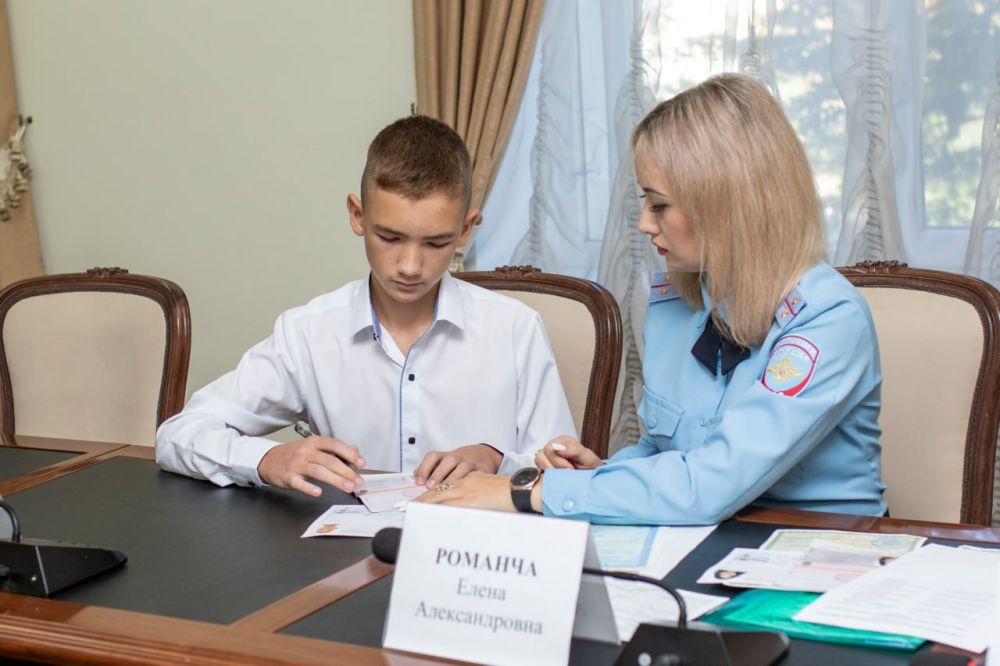 В столице Крыма состоялось торжественное вручение паспортов юным жителям Симферополя, приуроченное к празднованию Дня Государственного герба и Государственного флага Республики Крым В столице Крыма состоялось торжественное вручение паспортов юным жителям Симферополя, приуроченное к празднованию Дня Государственного герба и Государственного флага Республики Крым