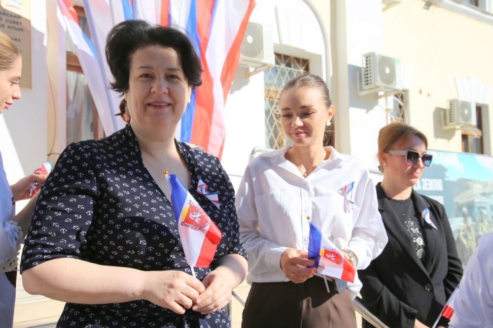 В администрации города Бахчисарая прошла акция, посвященная главным символам Республики Крым В администрации города Бахчисарая прошла акция, посвященная главным символам Республики Крым