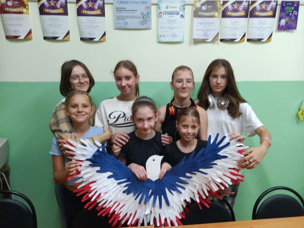 Ко Дню Государственного герба и Государственного флага Республики Крым в клубах Спортивно-досугового центра города Феодосии на занятиях студии «Магия творчества» юные феодосийцы изготовили символ голубя мира Ко Дню Государственного герба и Государственного флага Республики Крым в клубах Спортивно-досугового центра города Феодосии на занятиях студии «Магия творчества» юные феодосийцы изготовили символ голубя мира