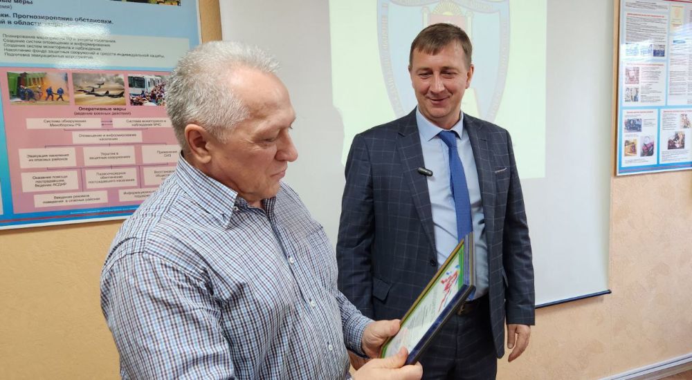 Поздравил сотрудников "Учебно-методического центра по гражданской обороне и чрезвычайным ситуациям Республики Крым" с 10-й годовщиной образования Поздравил сотрудников "Учебно-методического центра по гражданской обороне и чрезвычайным ситуациям Республики Крым" с 10-й годовщиной образования