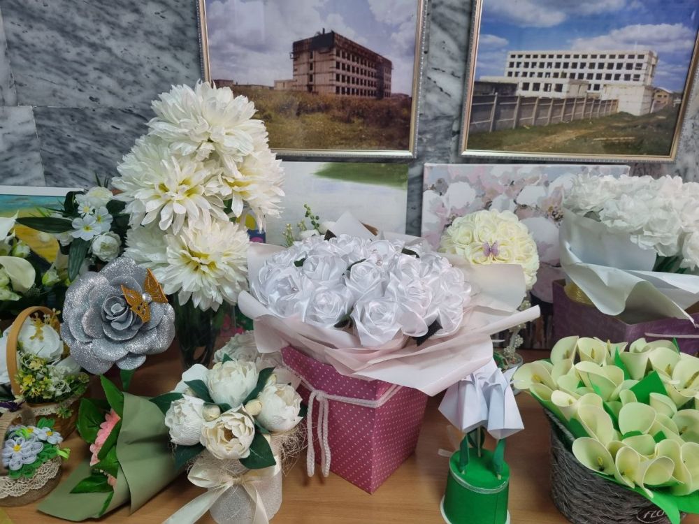 В школах крымской столицы в рамках подготовки к Республиканскому дню благотворительности и милосердия «Белый цветок» проходят ярмарки, выставки, мастер-классы и уроки милосердия В школах крымской столицы в рамках подготовки к Республиканскому дню благотворительности и милосердия «Белый цветок» проходят ярмарки, выставки, мастер-классы и уроки милосердия