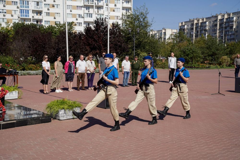 Евпаторийские школьники заступили на «Вахту памяти» Евпаторийские школьники заступили на «Вахту памяти»