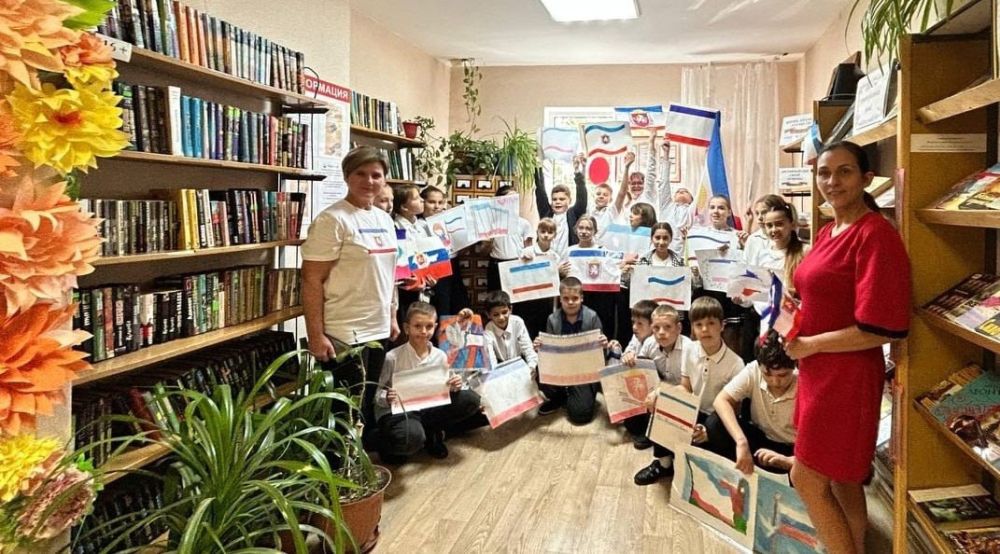 В библиотеке-филиале № 17 им. Г. К. Жукова для учащихся МБОУ «СОШ № 29 им Г. К. Жукова» прошел патриотический час «Три цвета красками сияют – в Крыму день флага отмечают» В библиотеке-филиале № 17 им. Г. К. Жукова для учащихся МБОУ «СОШ № 29 им Г. К. Жукова» прошел патриотический час «Три цвета красками сияют – в Крыму день флага отмечают»