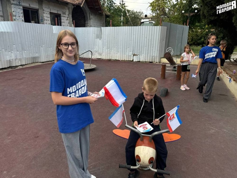 Молодогвардейцы Судакского местного отделения провели акцию «Душа Республики Крым в символах ее» ко Дню Государственного герба и флага Республики Крым Молодогвардейцы Судакского местного отделения провели акцию «Душа Республики Крым в символах ее» ко Дню Государственного герба и флага Республики Крым