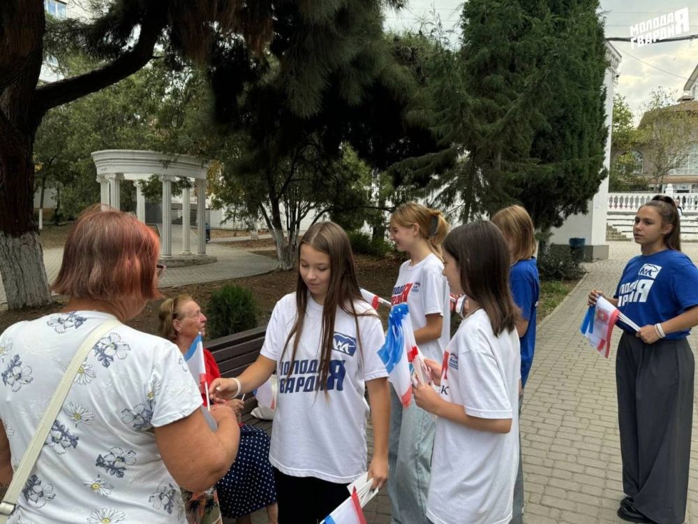 Молодогвардейцы Судакского местного отделения провели акцию «Душа Республики Крым в символах ее» ко Дню Государственного герба и флага Республики Крым Молодогвардейцы Судакского местного отделения провели акцию «Душа Республики Крым в символах ее» ко Дню Государственного герба и флага Республики Крым