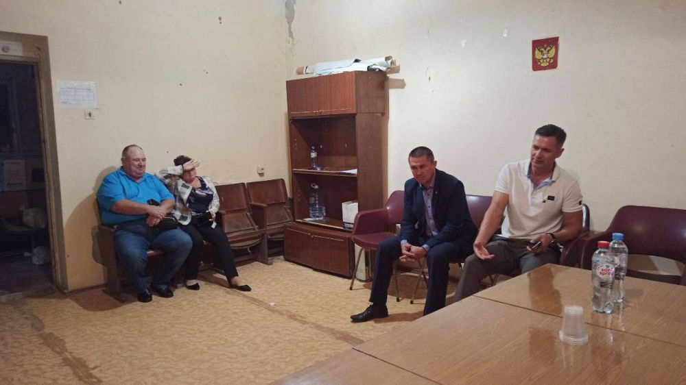 Александр Дудинов: Вместе с главой муниципального образования Черноморский район Алексеем Шипицыным провели встречу с депутатским корпусом Медведевского сельского совета Александр Дудинов: Вместе с главой муниципального образования Черноморский район Алексеем Шипицыным провели встречу с депутатским корпусом Медведевского сельского совета