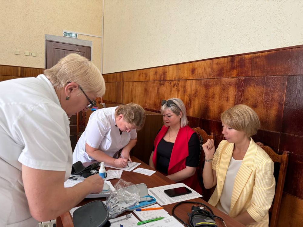 Александр Дудинов: Сегодня коллектив администрации, сотрудники подведомственных учреждений прошли диспансеризацию не отрываясь от работы, а также получили вакцину от гриппа Александр Дудинов: Сегодня коллектив администрации, сотрудники подведомственных учреждений прошли диспансеризацию не отрываясь от работы, а также получили вакцину от гриппа