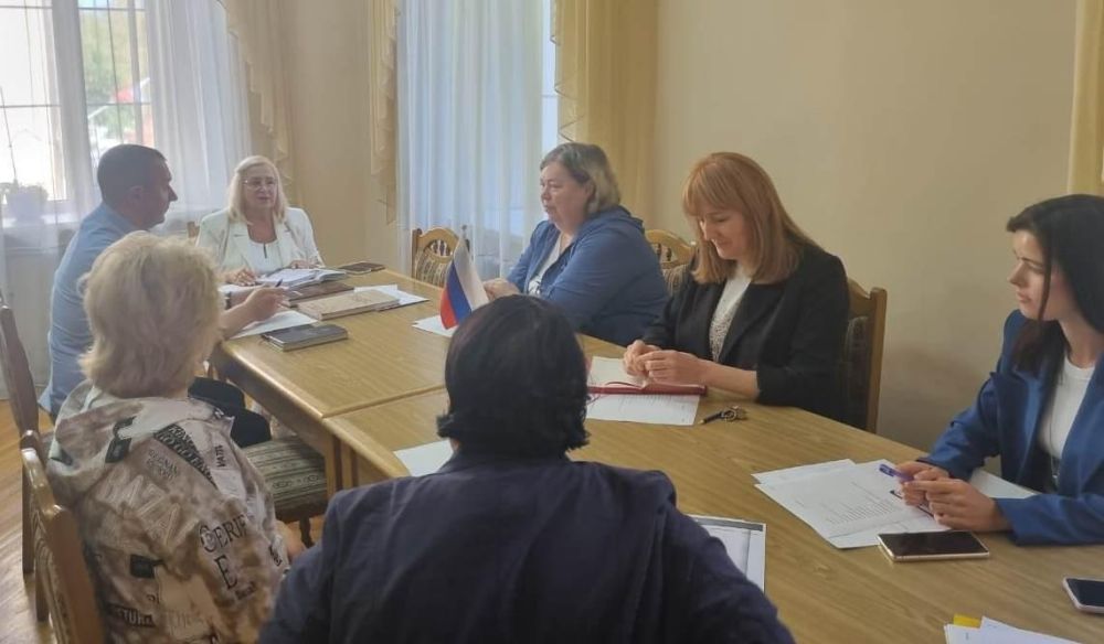 Архивисты посетили Крымский академический театр имени Максима Горького Архивисты посетили Крымский академический театр имени Максима Горького