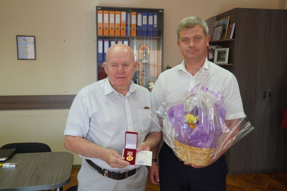 #с_праздником. В администрации чествовали юбиляра #с_праздником. В администрации чествовали юбиляра