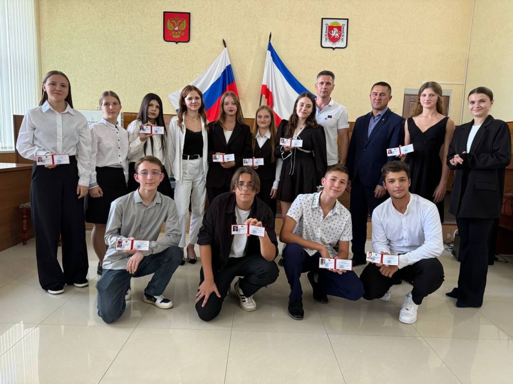 Александр Дудинов: Сегодня вручил удостоверения новоиспеченным президентам школ