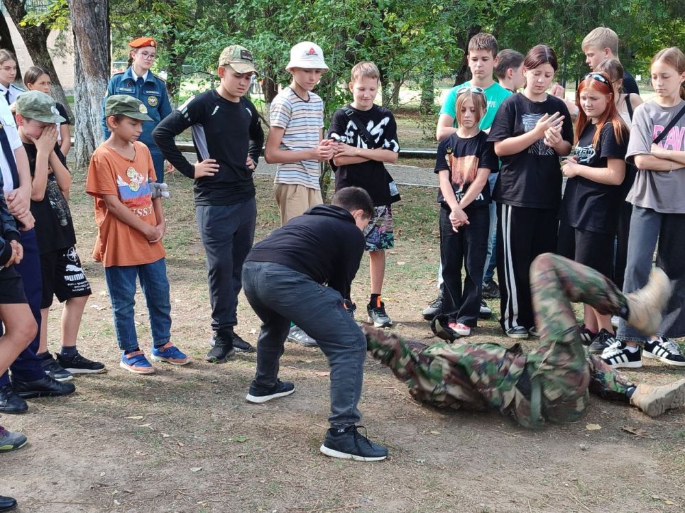 Валентина Лаврик: В рамках проведения Школы юных командиров среди обучающихся кадетских/казачьих классов Республики Крым проведен тематический день, посвященный особенностям работы сотрудников Росгвардии Валентина Лаврик: В рамках проведения Школы юных командиров среди обучающихся кадетских/казачьих классов Республики Крым проведен тематический день, посвященный особенностям работы сотрудников Росгвардии