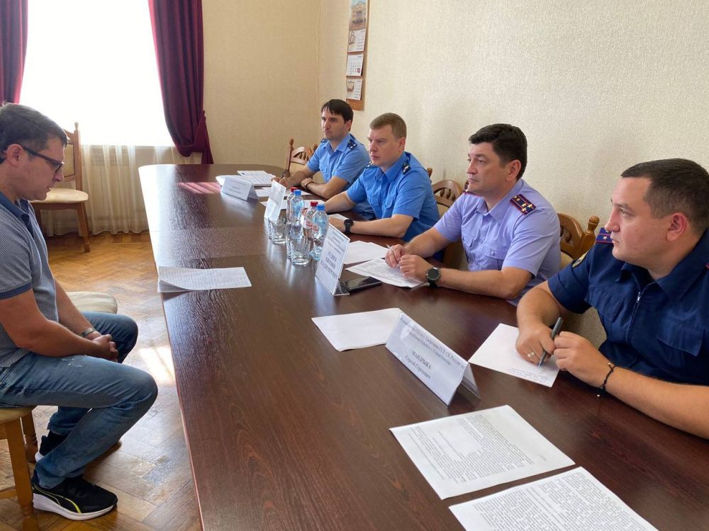 Заместитель прокурора Крыма Андрей Кулагин провел прием граждан в Евпатории Заместитель прокурора Крыма Андрей Кулагин провел прием граждан в Евпатории