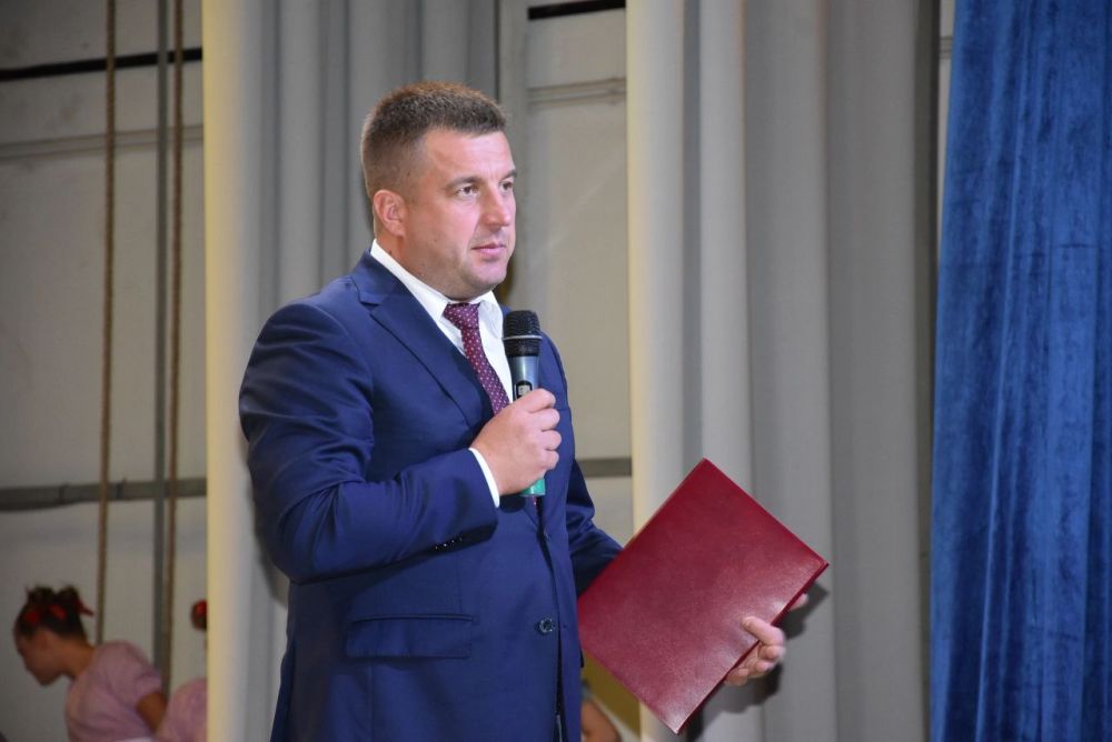 Дмитрий Скобликов: В Бахчисарайском районном Доме культуры состоялся праздничный концерт, приуроченный ко Дню города, который мы с вами отметим уже завтра, в последнюю субботу сентября Дмитрий Скобликов: В Бахчисарайском районном Доме культуры состоялся праздничный концерт, приуроченный ко Дню города, который мы с вами отметим уже завтра, в последнюю субботу сентября