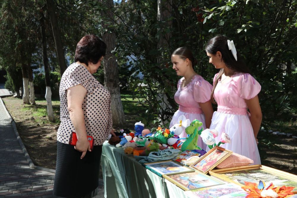 В Феодосийских школах прошел День благотворительности и милосердия «Белый цветок» В Феодосийских школах прошел День благотворительности и милосердия «Белый цветок»