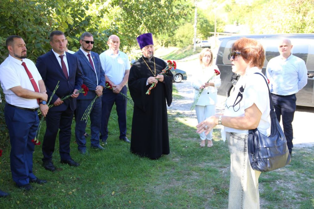 Дмитрий Скобликов: Накануне Дня города совместно с делегацией из города-побратима Гусева Калининградской области посетили памятные места Бахчисарая Дмитрий Скобликов: Накануне Дня города совместно с делегацией из города-побратима Гусева Калининградской области посетили памятные места Бахчисарая