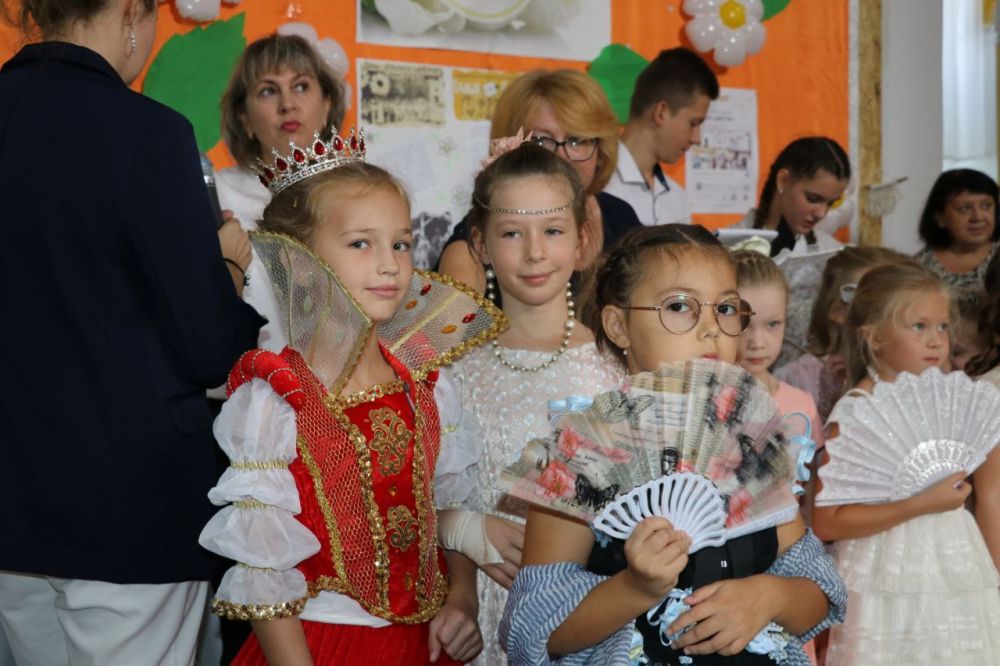В Феодосийских школах прошел День благотворительности и милосердия «Белый цветок» В Феодосийских школах прошел День благотворительности и милосердия «Белый цветок»