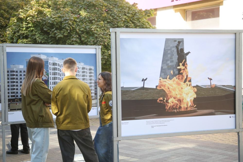 В центре Симферополя открыли фотовыставку, посвященную Дню воссоединения Донбасса и Новороссии с Россией В центре Симферополя открыли фотовыставку, посвященную Дню воссоединения Донбасса и Новороссии с Россией