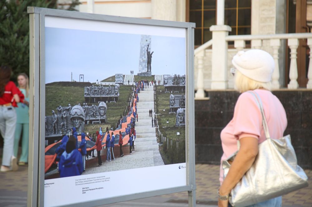 В Симферополе открылась фотовыставка, посвященная Дню воссоединения Донбасса и Новороссии с Россией В Симферополе открылась фотовыставка, посвященная Дню воссоединения Донбасса и Новороссии с Россией