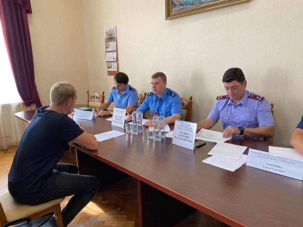 Заместитель прокурора Крыма Андрей Кулагин провел прием граждан в Евпатории Заместитель прокурора Крыма Андрей Кулагин провел прием граждан в Евпатории
