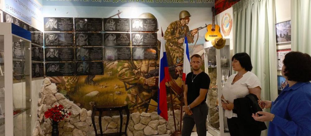 Архивисты посетили Музей боевой и трудовой славы Кировского района